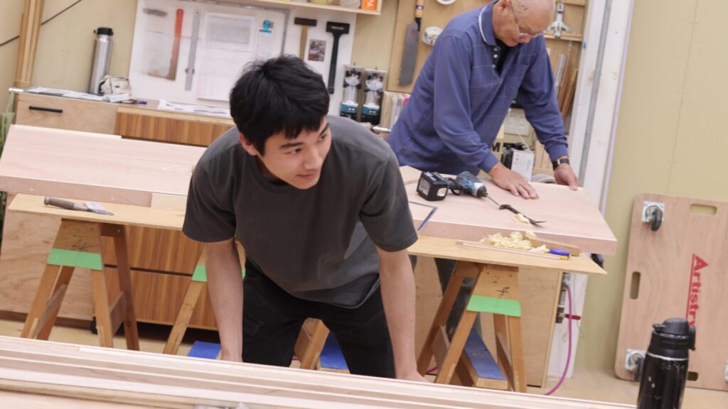 工房で作業する江口さん