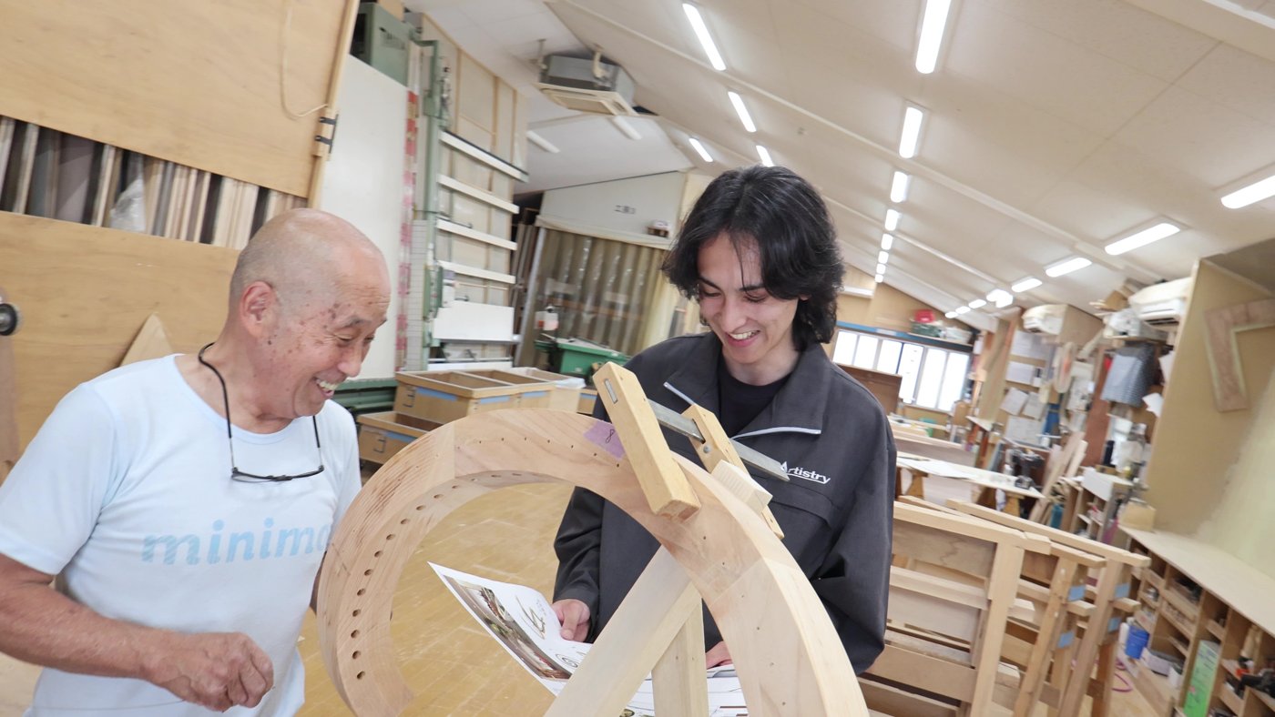 製作中の部材を前に話す、職人さんと佐野さん
