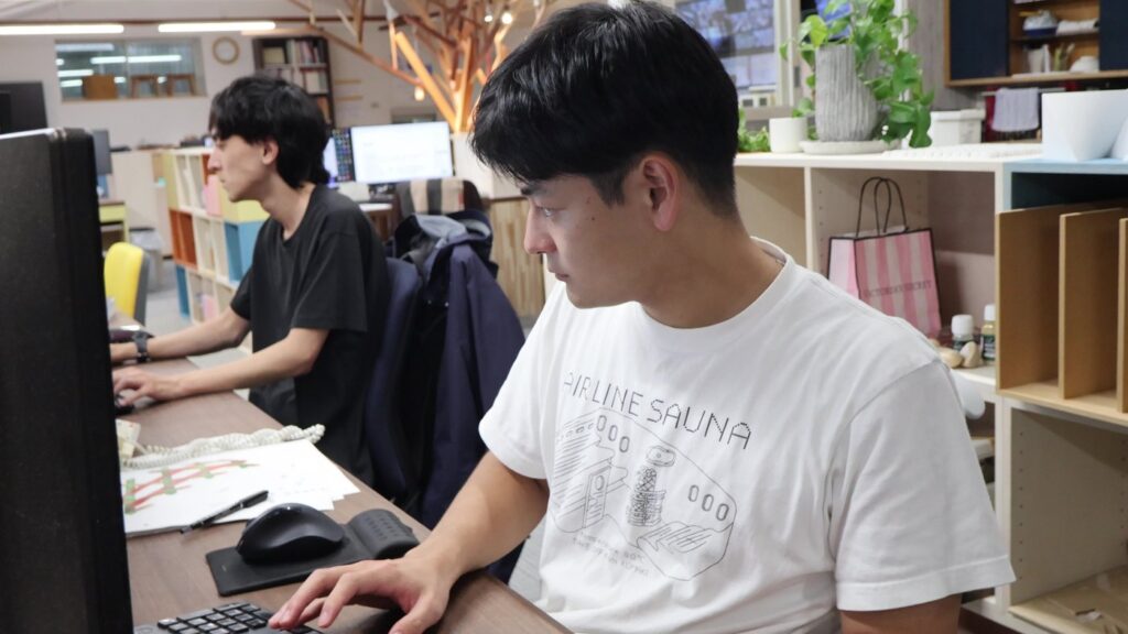 パソコンに向かい、3DCADでモデルを起こす嶋村さん