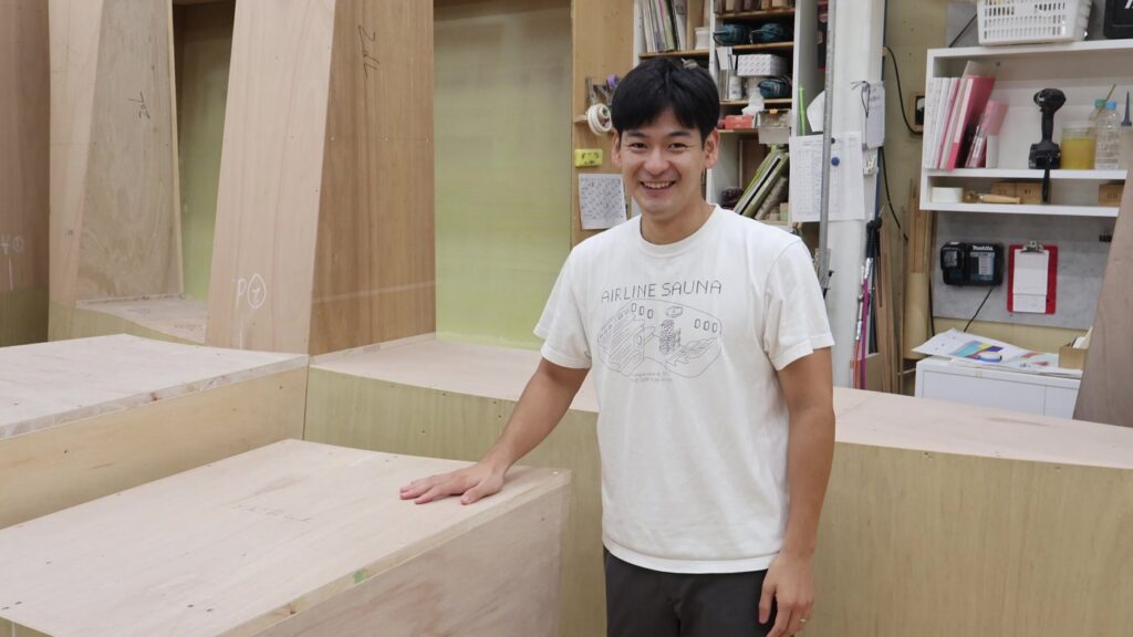 工房で製作中の部材の前に立つ嶋村さん